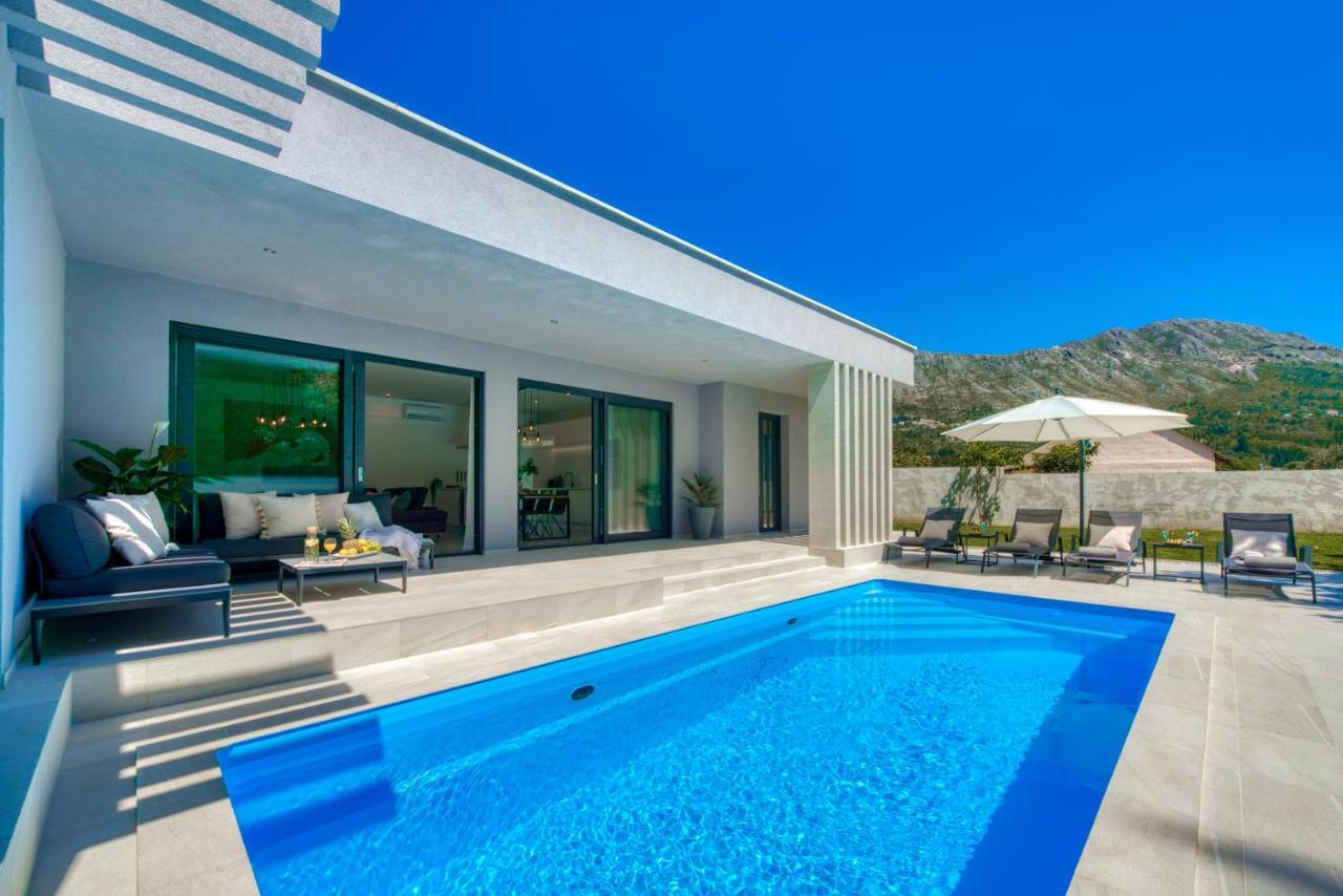 Villa Oasis - Your Luxury Home Away From Home Celopeci Bagian luar foto