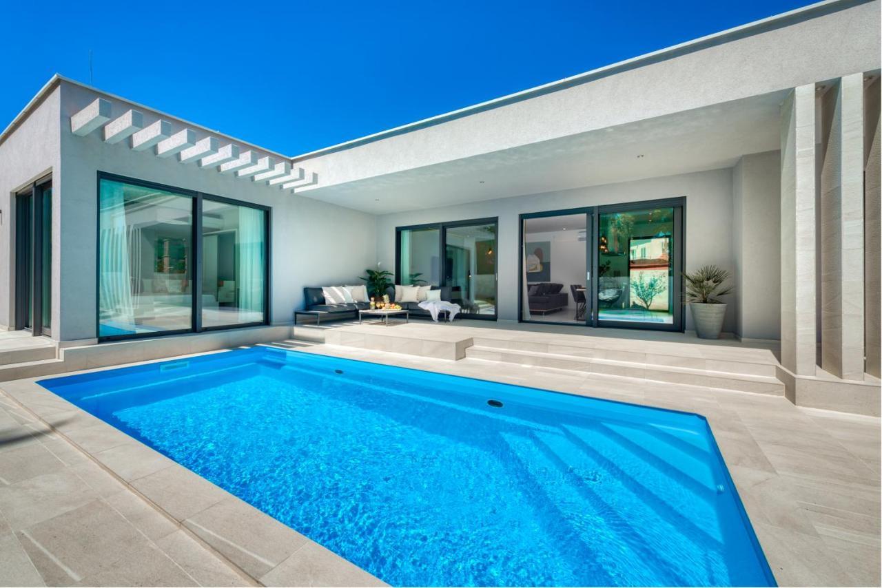 Villa Oasis - Your Luxury Home Away From Home Celopeci Bagian luar foto