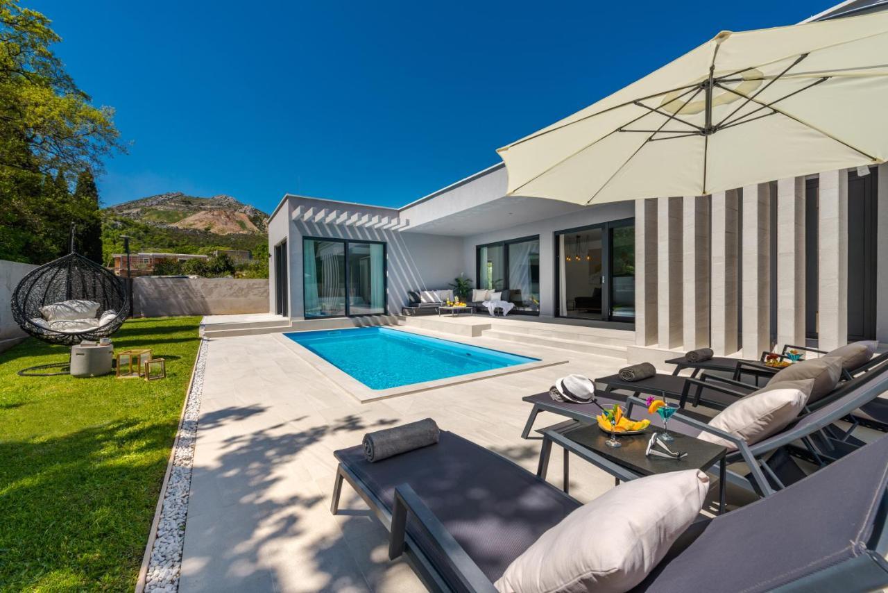 Villa Oasis - Your Luxury Home Away From Home Celopeci Bagian luar foto