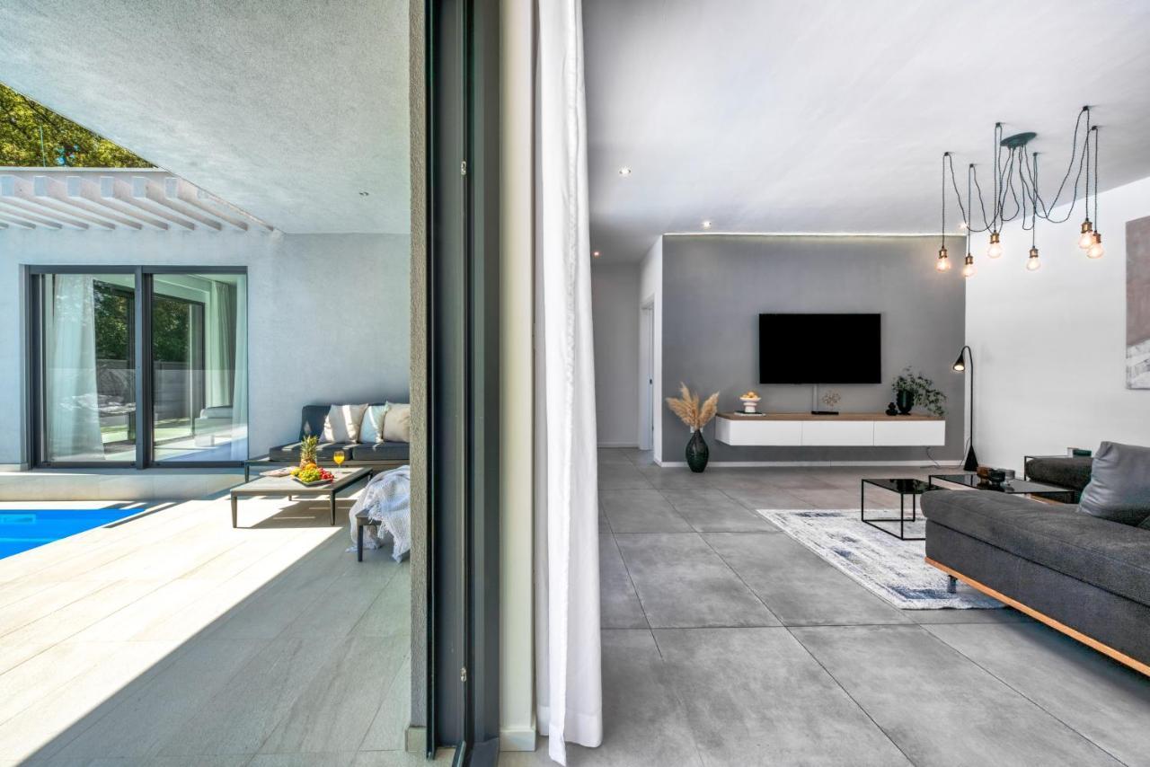 Villa Oasis - Your Luxury Home Away From Home Celopeci Bagian luar foto