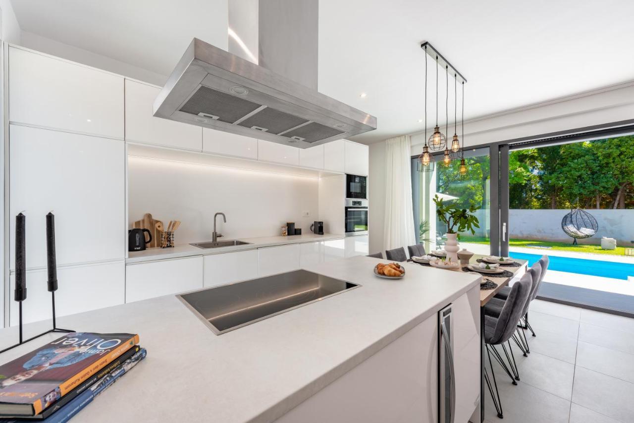 Villa Oasis - Your Luxury Home Away From Home Celopeci Bagian luar foto