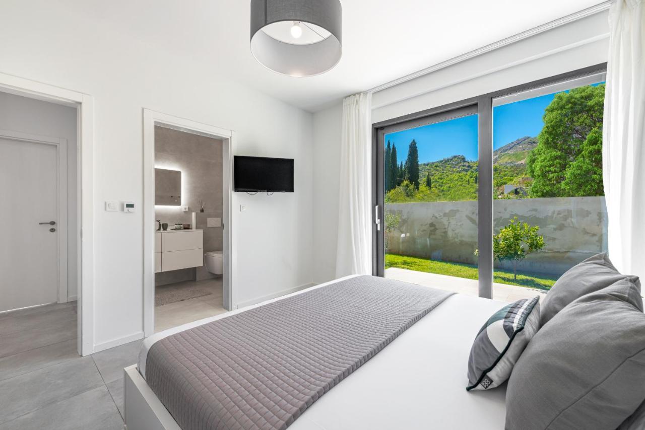 Villa Oasis - Your Luxury Home Away From Home Celopeci Bagian luar foto
