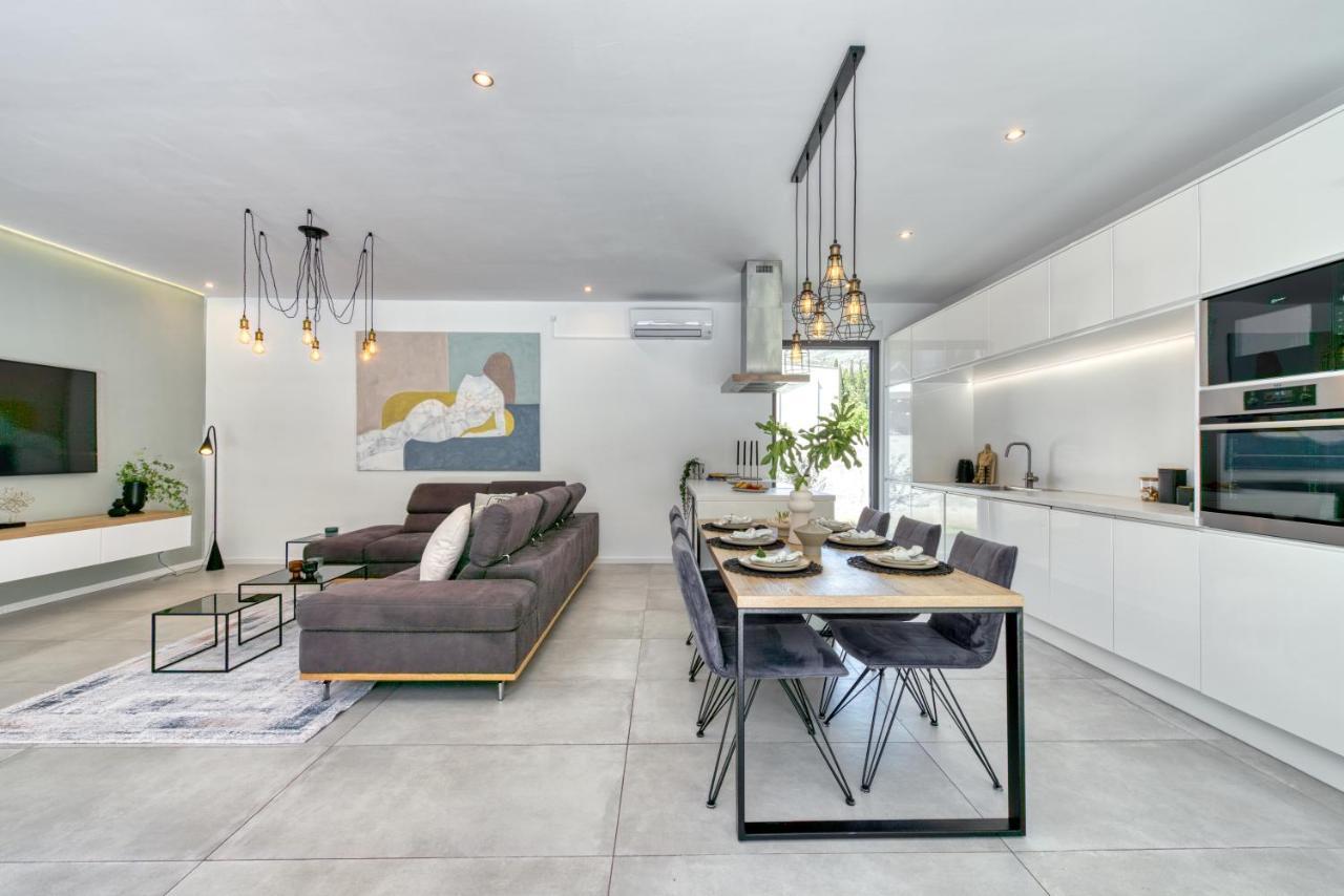 Villa Oasis - Your Luxury Home Away From Home Celopeci Bagian luar foto