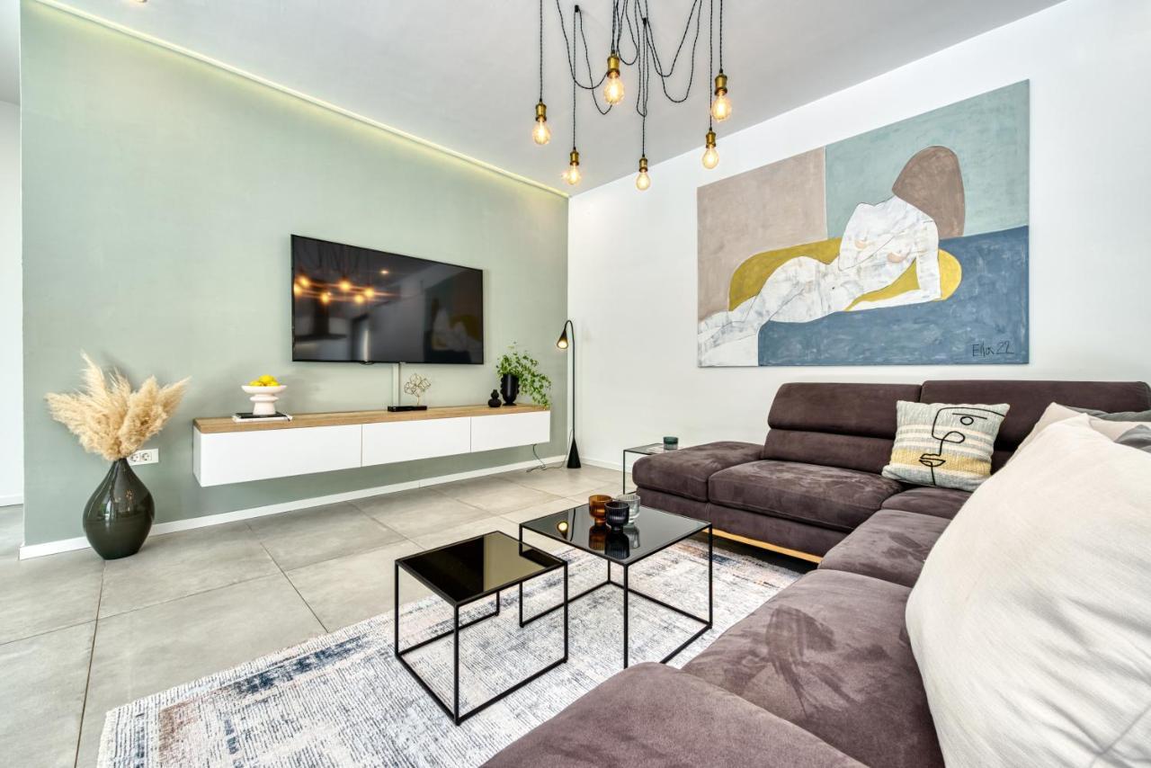 Villa Oasis - Your Luxury Home Away From Home Celopeci Bagian luar foto