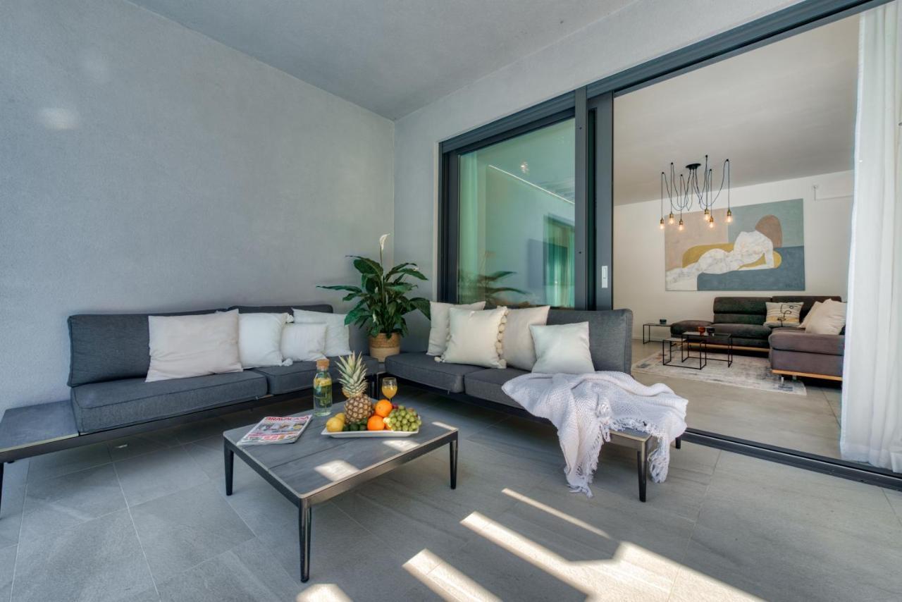 Villa Oasis - Your Luxury Home Away From Home Celopeci Bagian luar foto