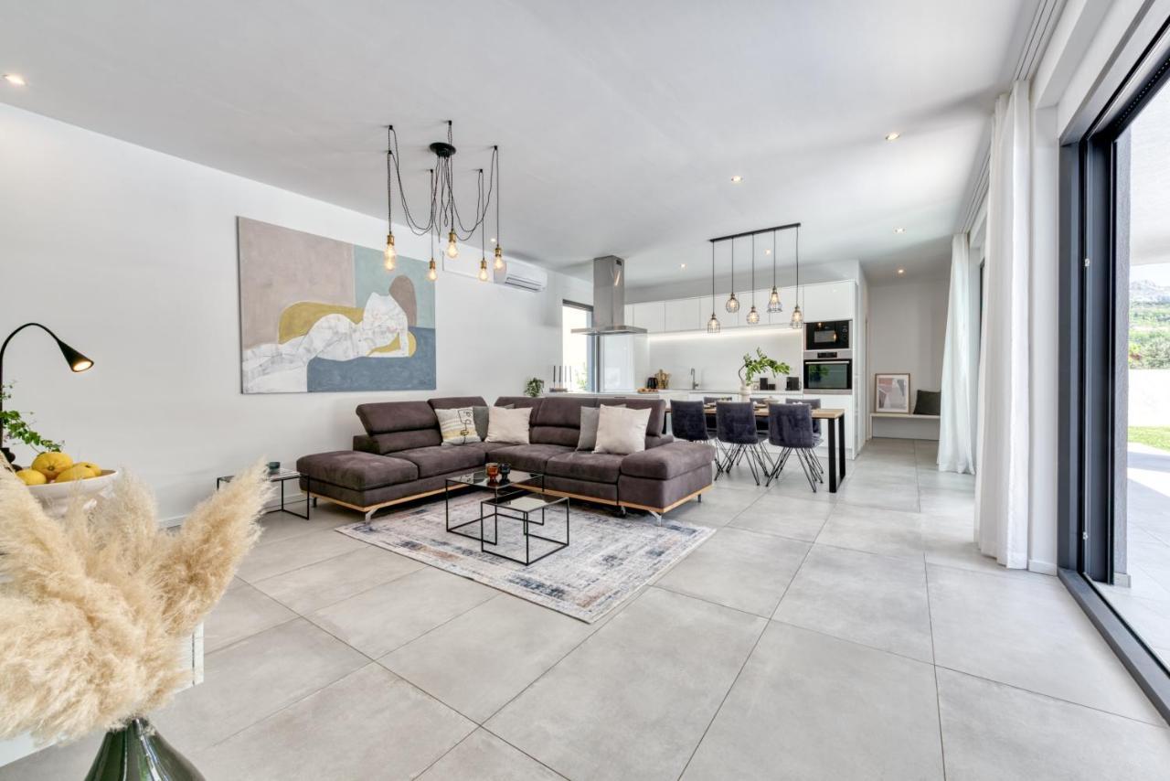 Villa Oasis - Your Luxury Home Away From Home Celopeci Bagian luar foto