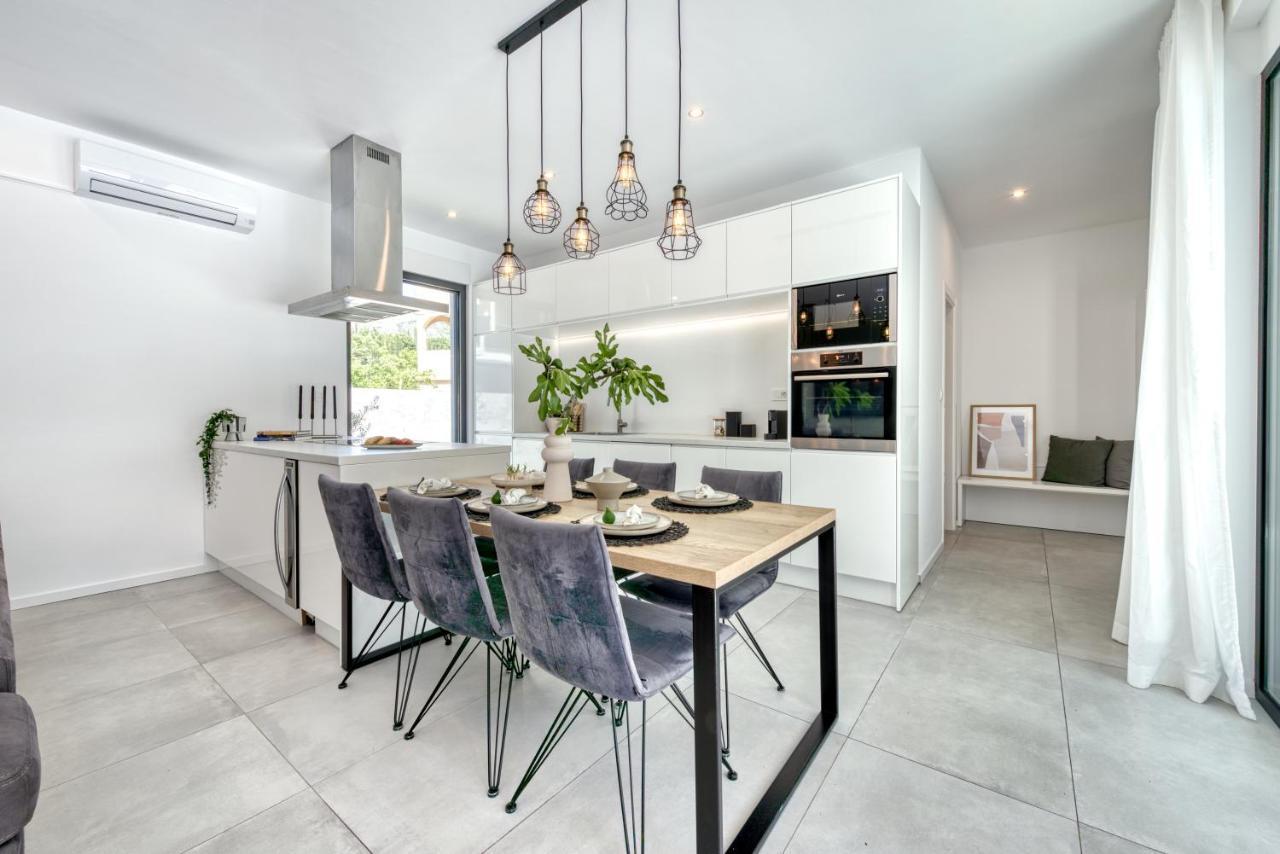 Villa Oasis - Your Luxury Home Away From Home Celopeci Bagian luar foto