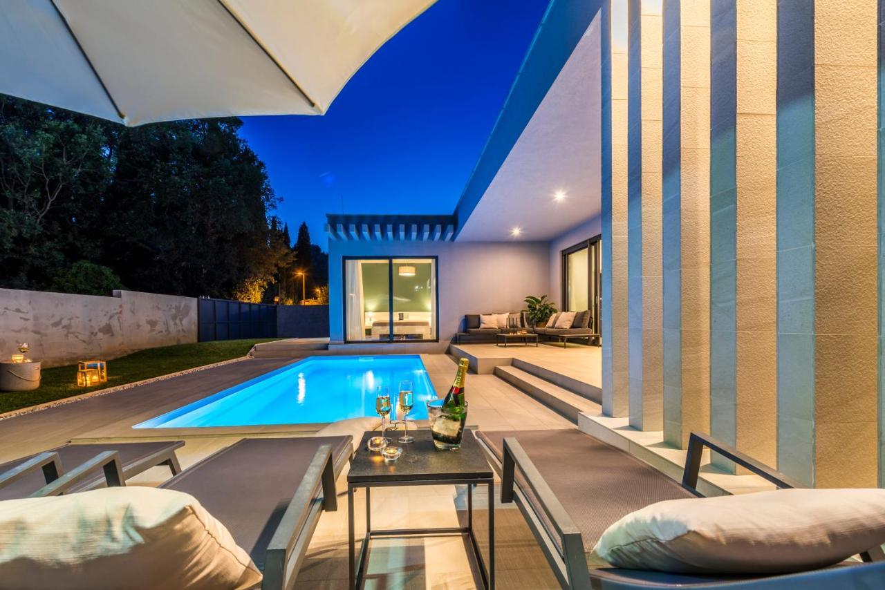 Villa Oasis - Your Luxury Home Away From Home Celopeci Bagian luar foto
