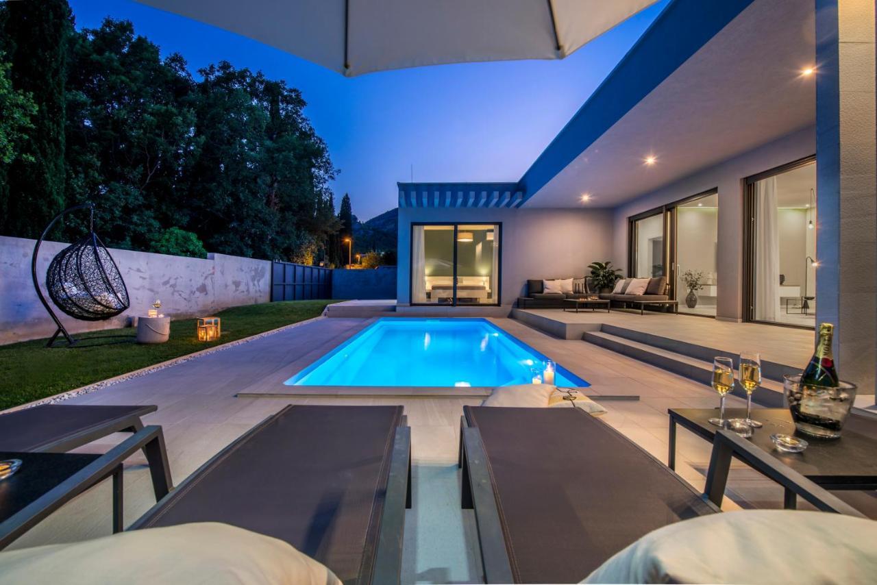 Villa Oasis - Your Luxury Home Away From Home Celopeci Bagian luar foto